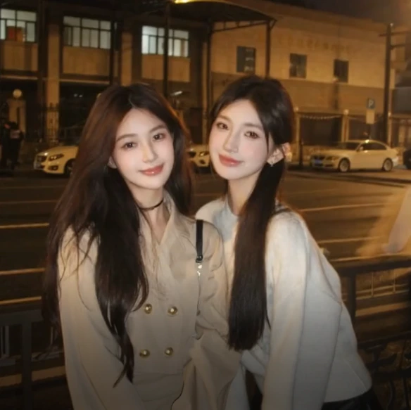couple arrival image